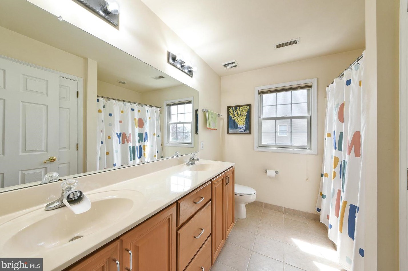 1220 Oakland Ave, Levittown PA  19056-2104 exterior