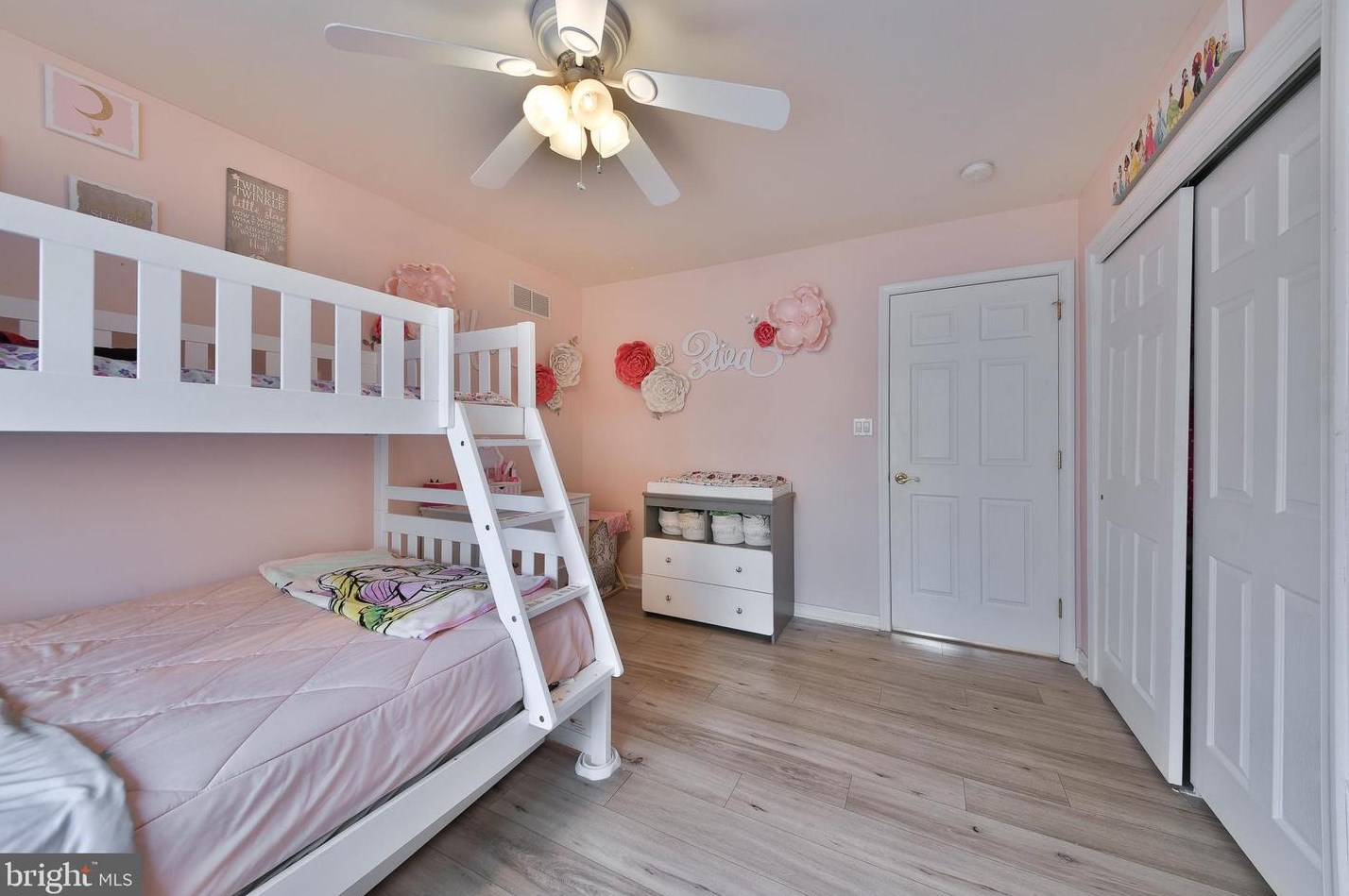 1220 Oakland Ave, Levittown PA  19056-2104 exterior