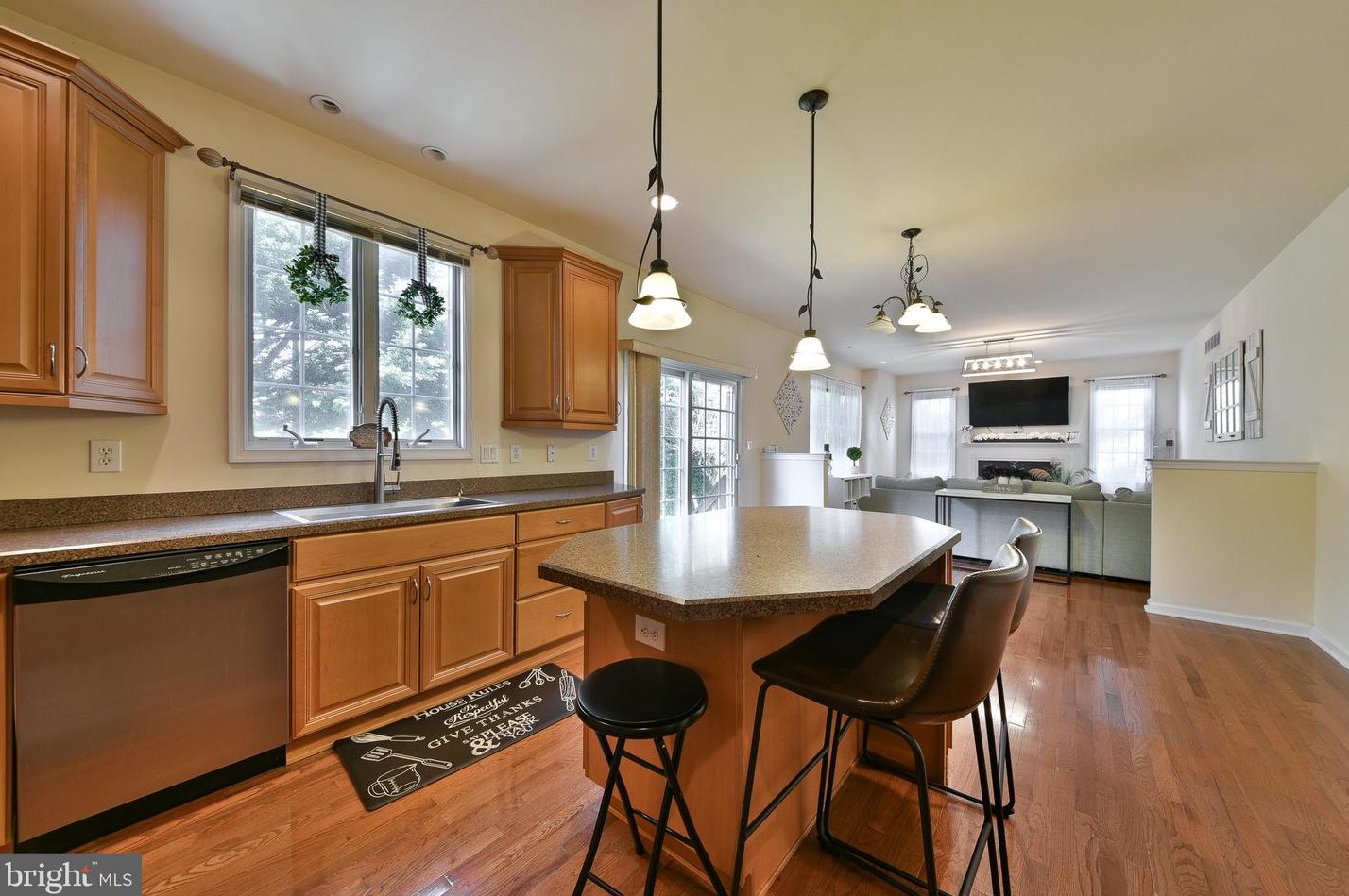 1220 Oakland Ave, Levittown PA  19056-2104 exterior