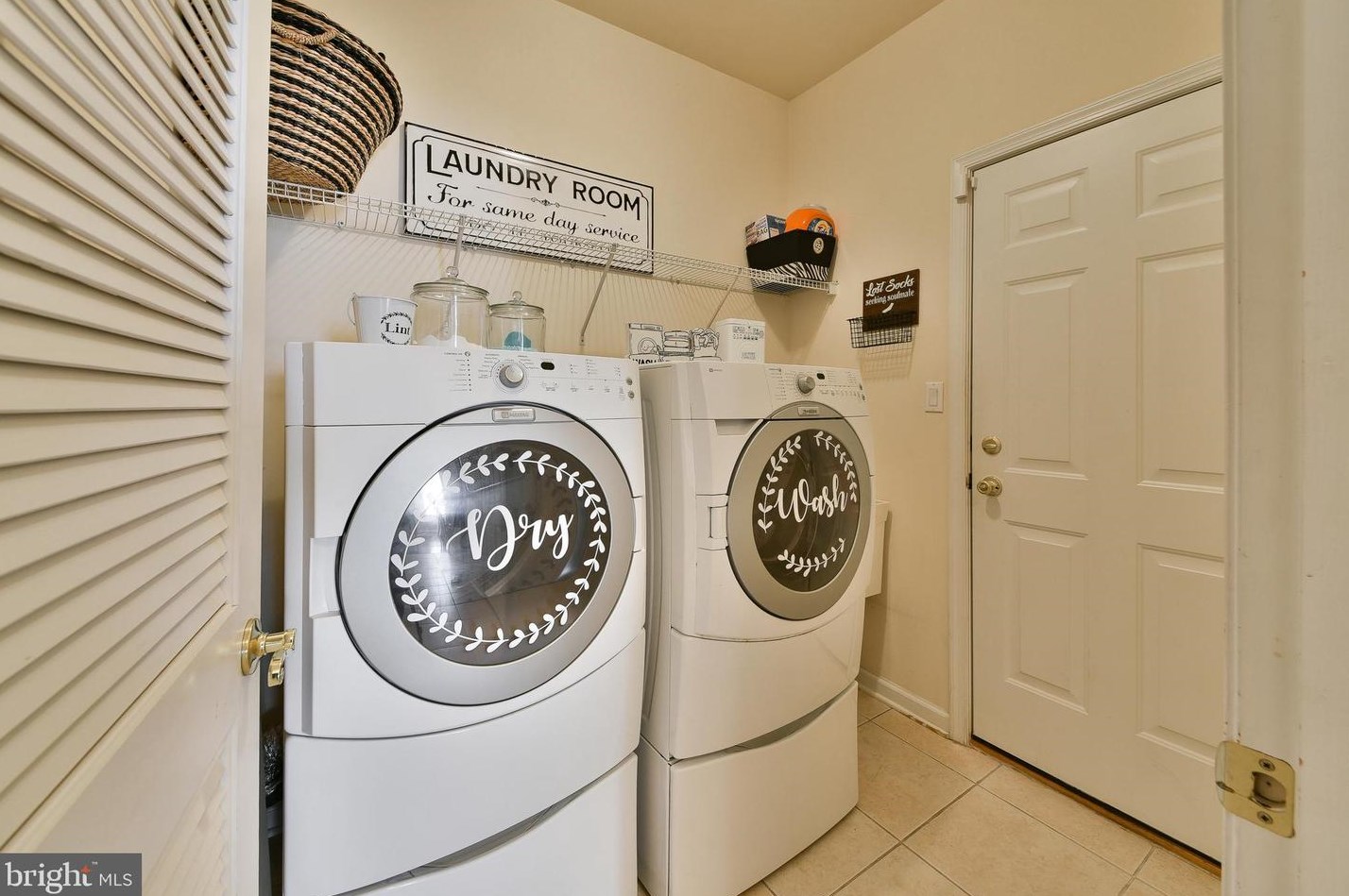 1220 Oakland Ave, Levittown PA  19056-2104 exterior