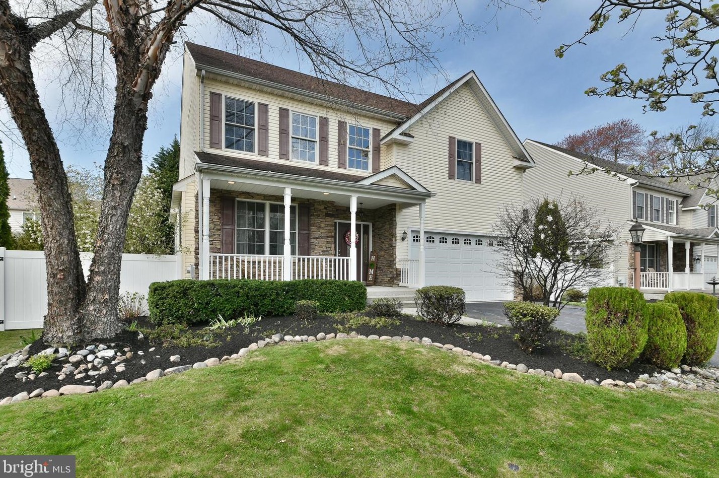 1220 Oakland Ave, Levittown PA  19056-2104 exterior