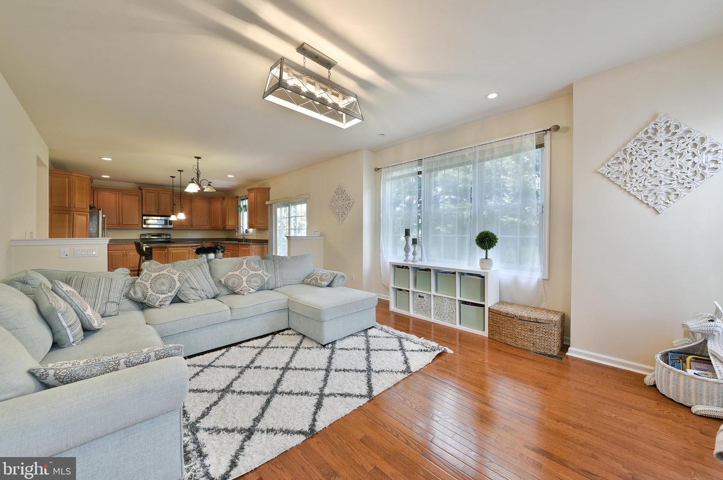 1220 Oakland Ave, Levittown PA  19056-2104 exterior