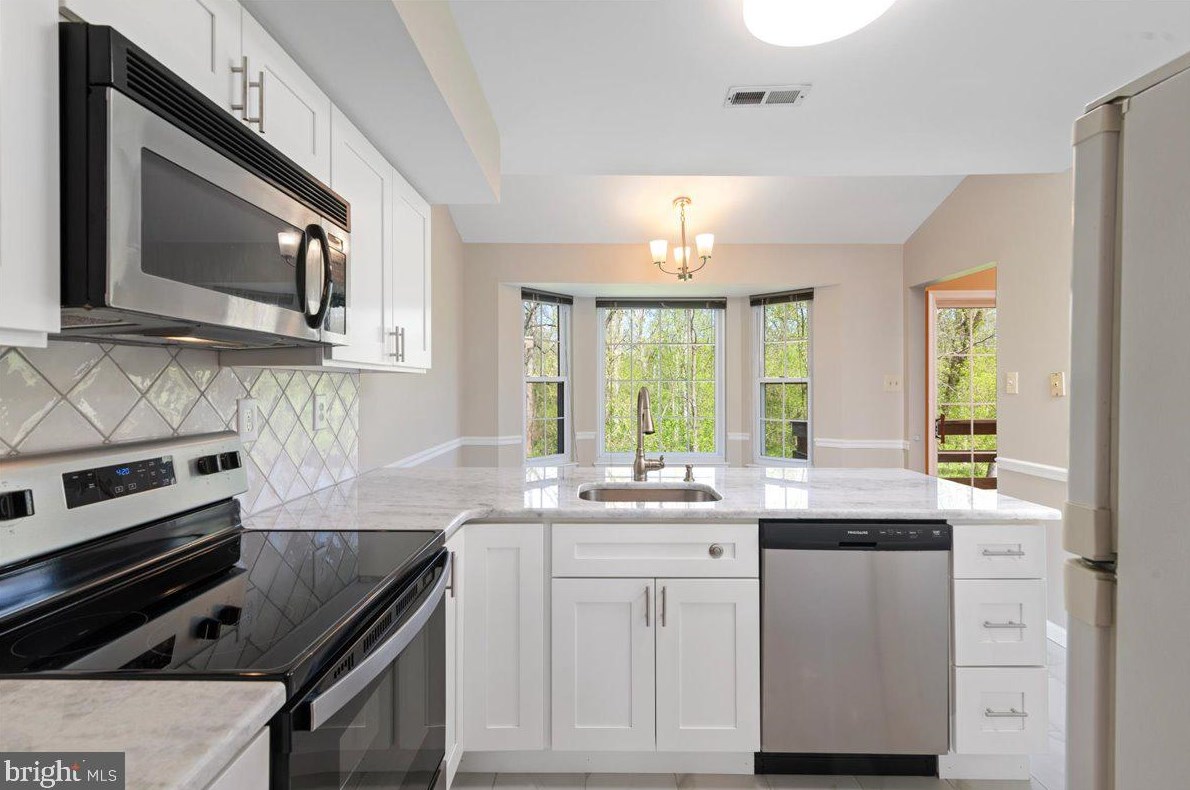 31 Cottonwood Dr, Southampton PA  18966-2831 exterior