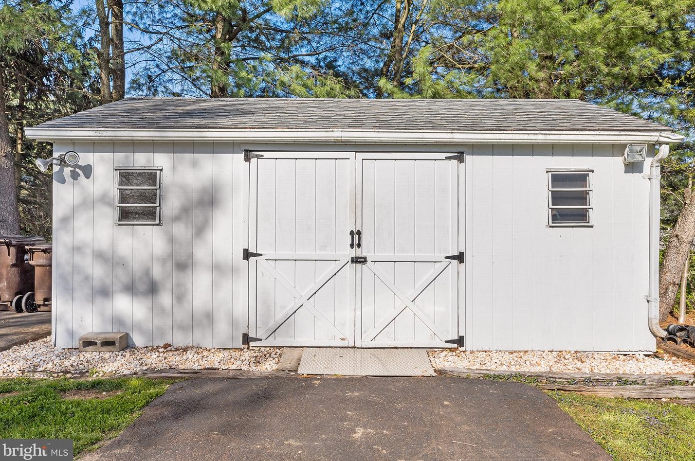 911 Upper Stump Rd, Chalfont PA  18914-1613 exterior