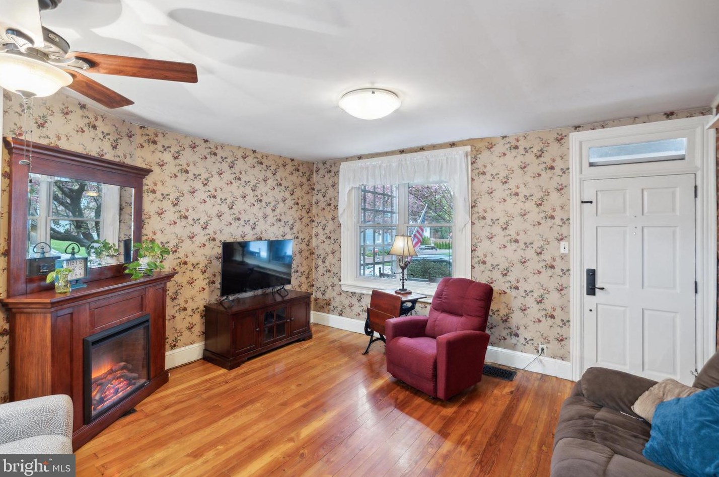 44 Sterling St, Upper Makefield PA  18940-1825 exterior