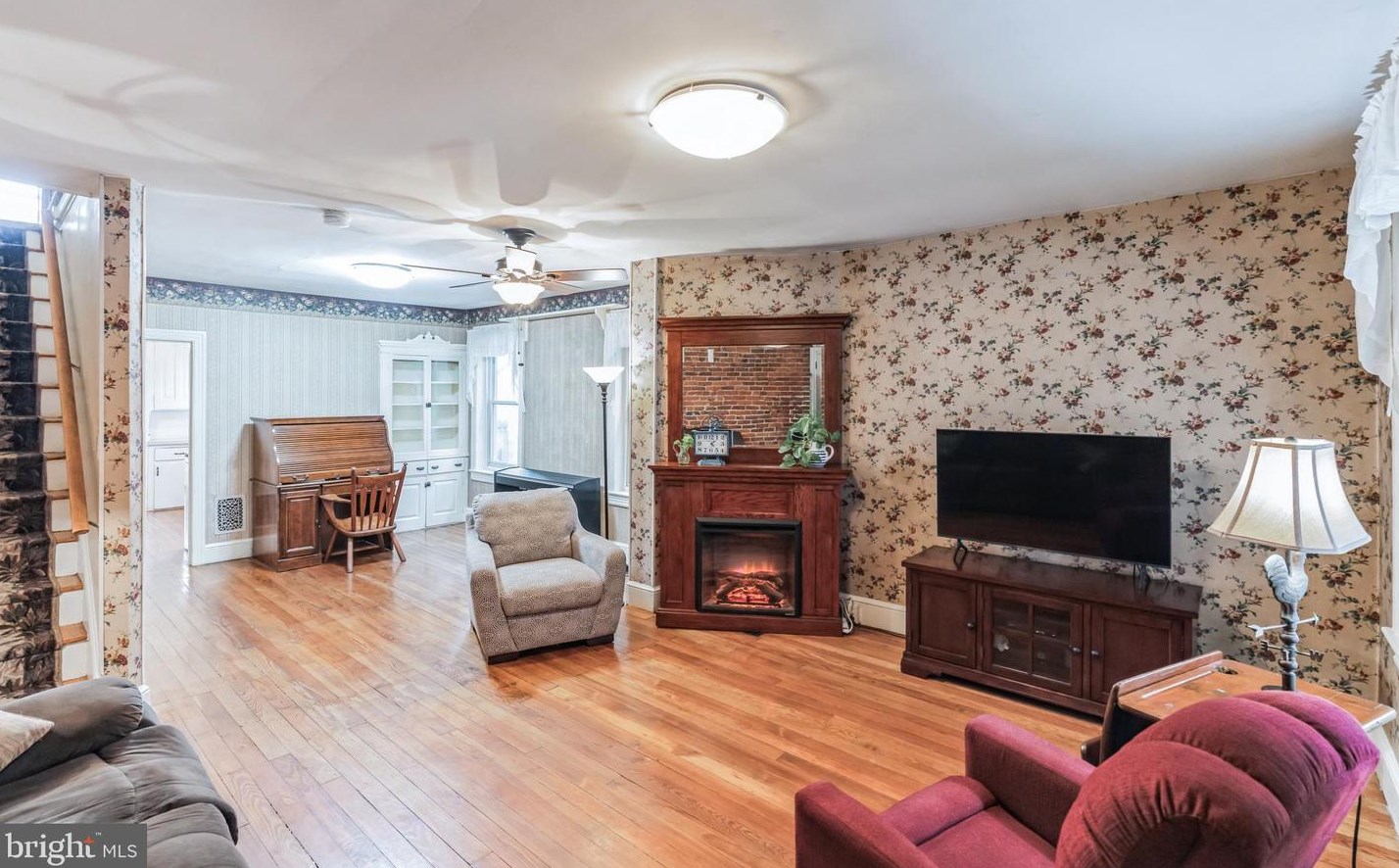 44 Sterling St, Upper Makefield PA  18940-1825 exterior