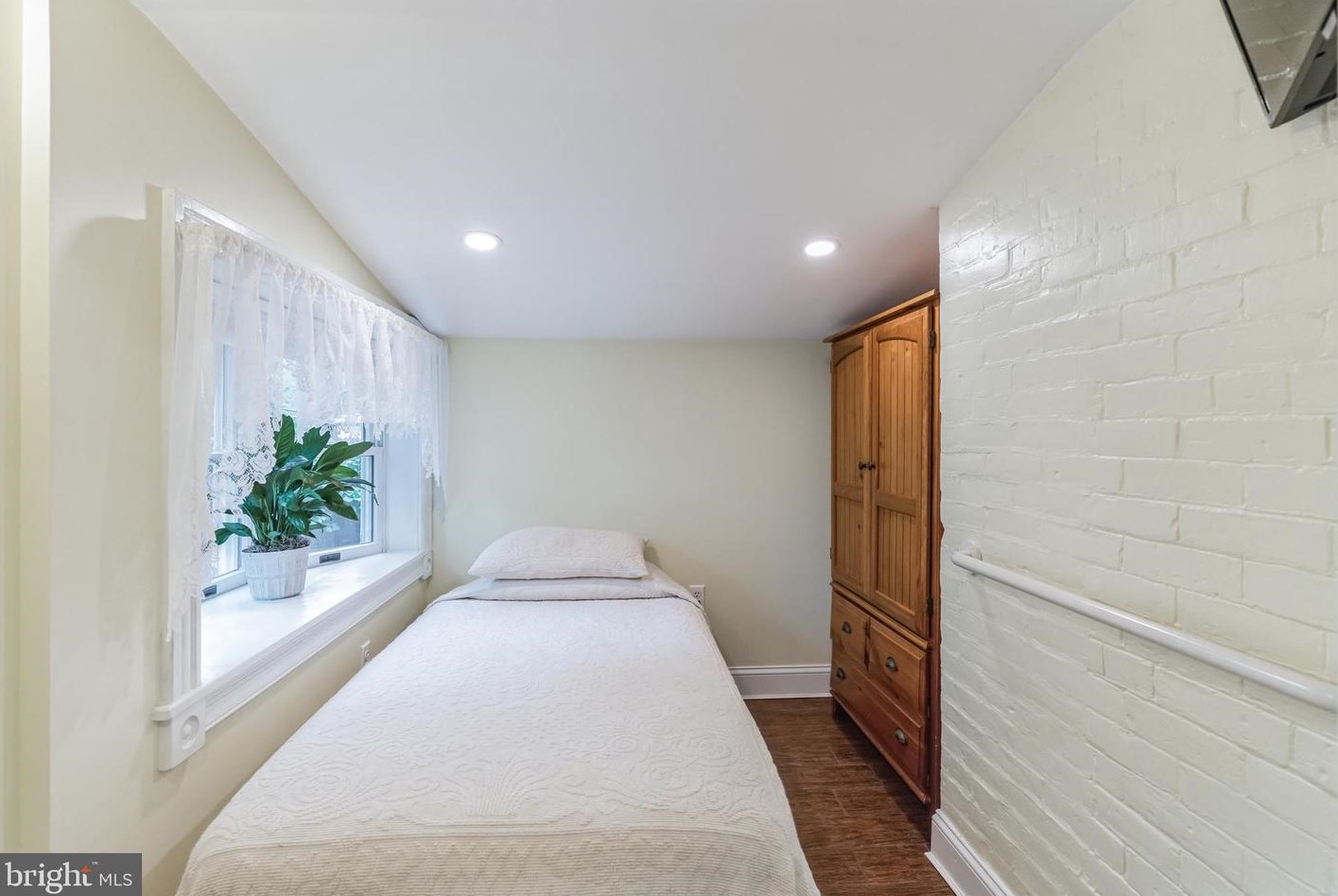 44 Sterling St, Upper Makefield PA  18940-1825 exterior