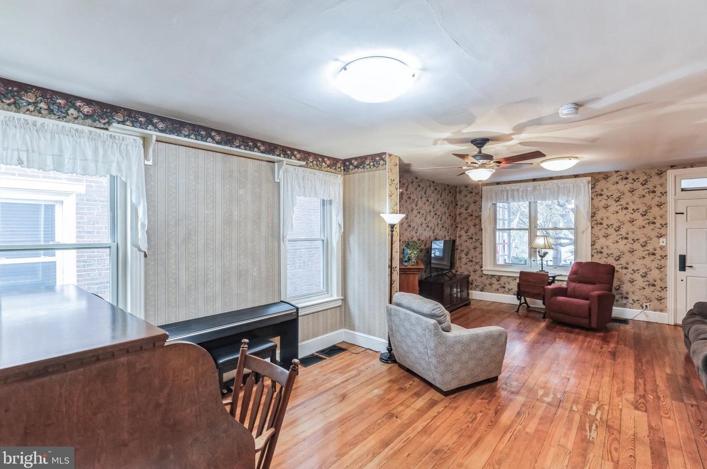 44 Sterling St, Upper Makefield PA  18940-1825 exterior