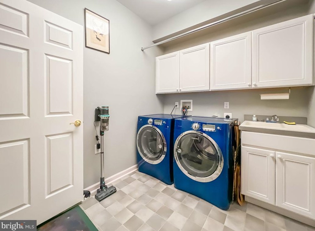 221 Willow Dr, Upper Makefield PA 18940-2458 exterior