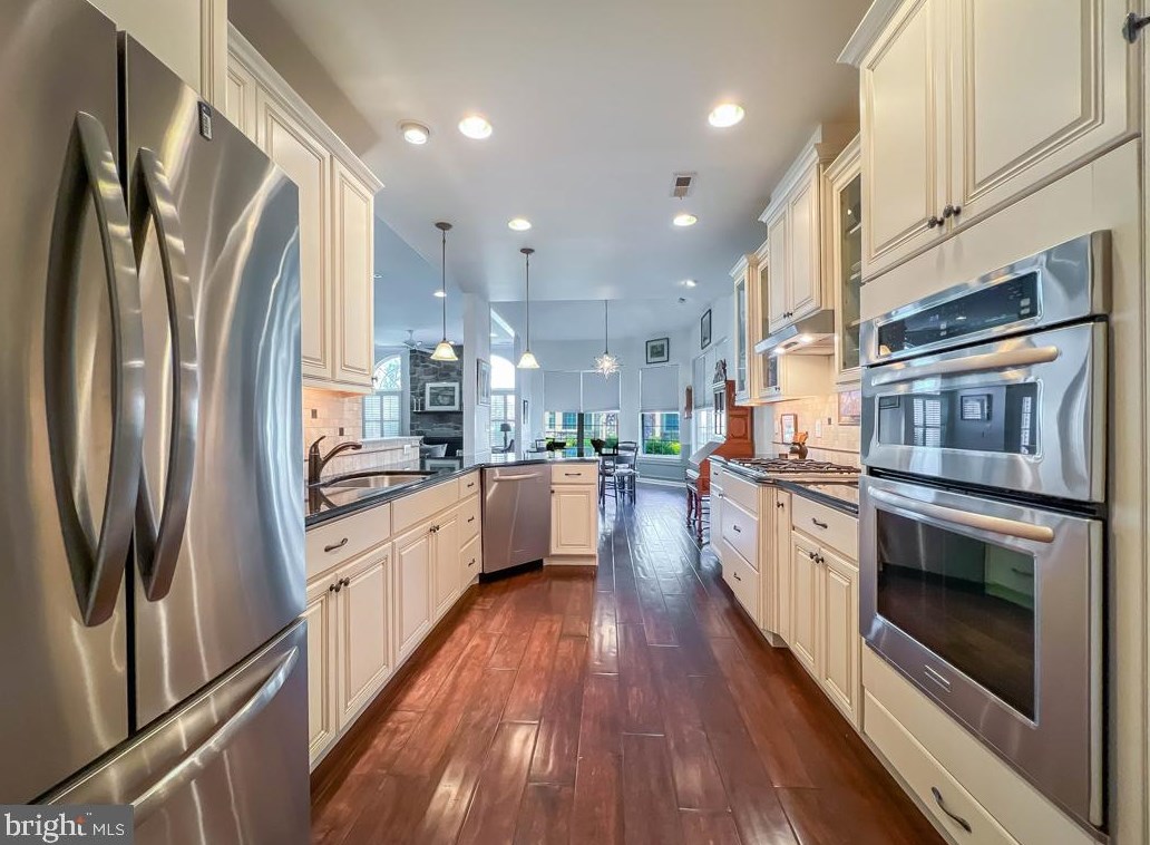 221 Willow Dr, Upper Makefield PA 18940-2458 exterior