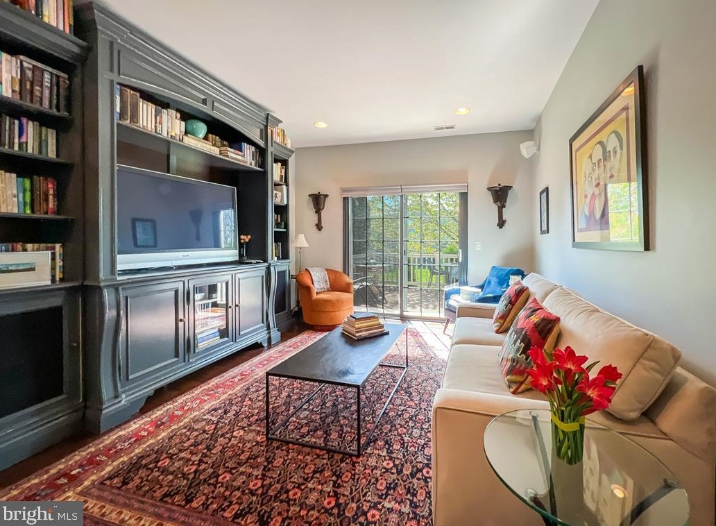 221 Willow Dr, Upper Makefield PA 18940-2458 exterior