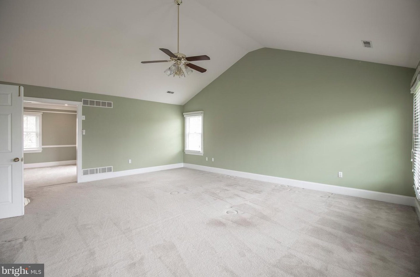 4 Bayshore Dr, Upper Makefield PA 18940-3805 exterior