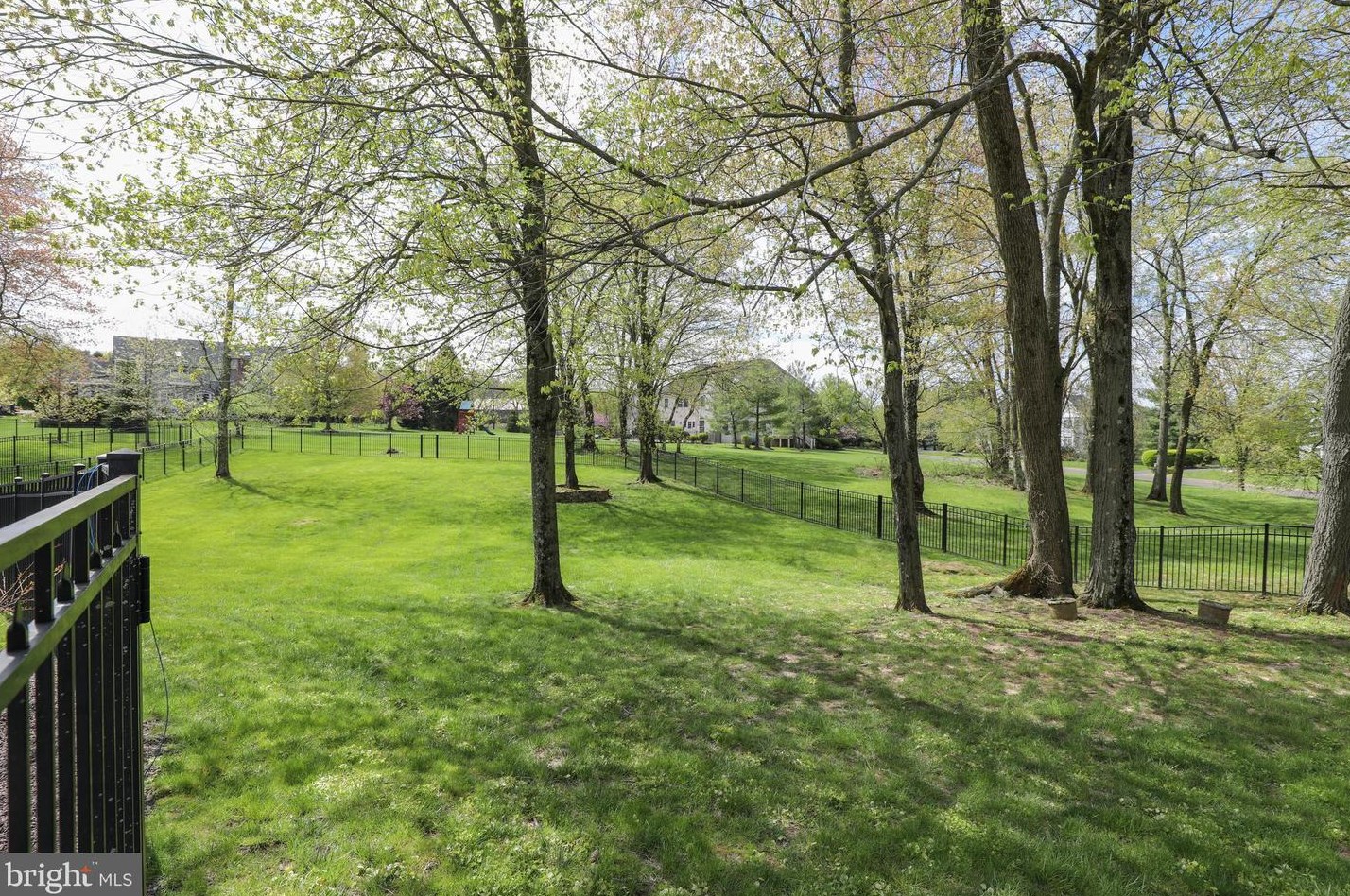 4 Bayshore Dr, Upper Makefield PA 18940-3805 exterior