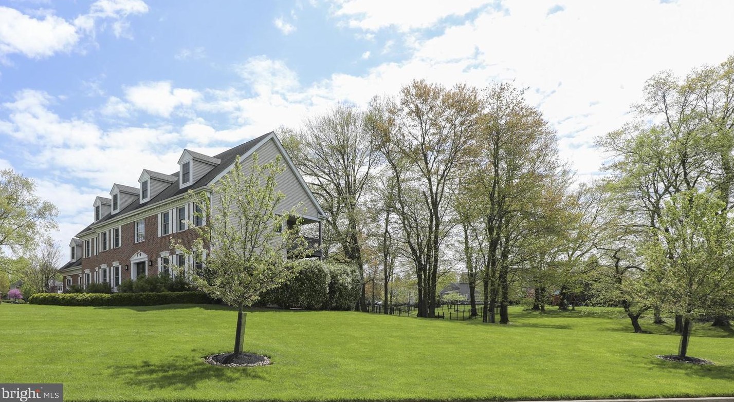 4 Bayshore Dr, Upper Makefield PA 18940-3805 exterior