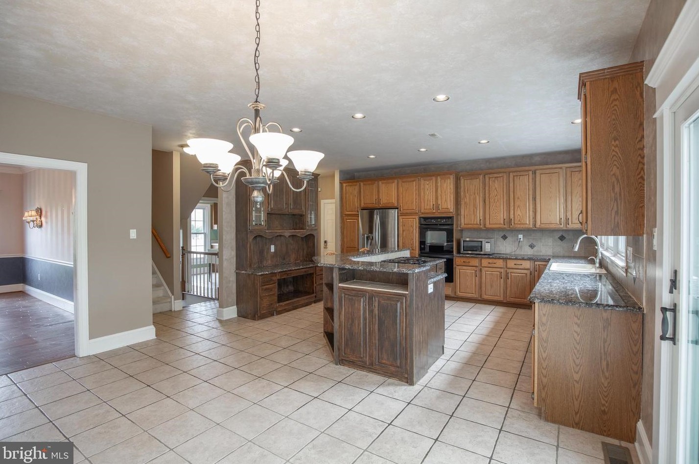 4 Bayshore Dr, Upper Makefield PA 18940-3805 exterior