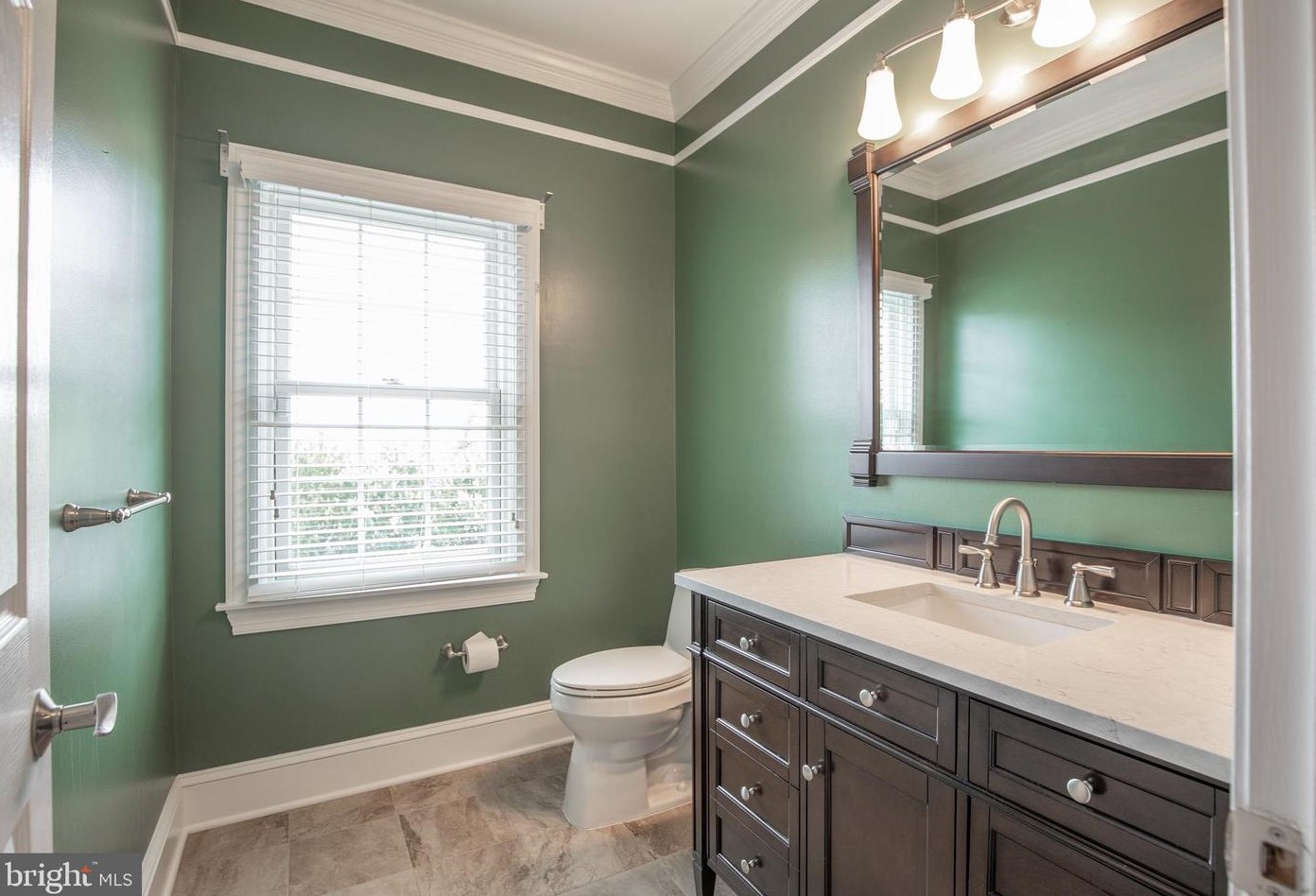 4 Bayshore Dr, Upper Makefield PA 18940-3805 exterior