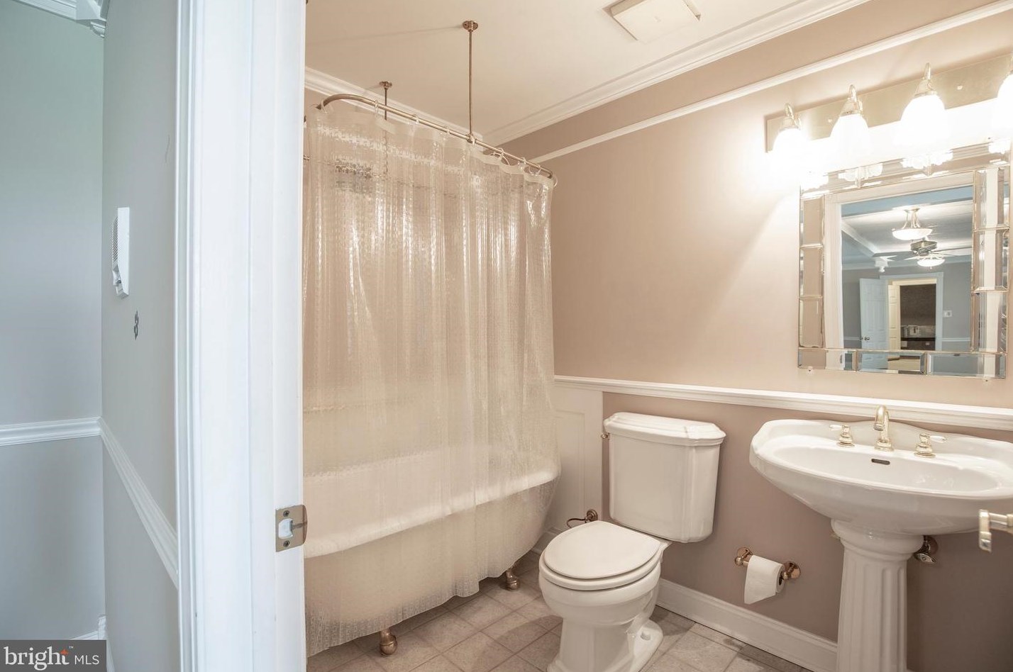 4 Bayshore Dr, Upper Makefield PA 18940-3805 exterior