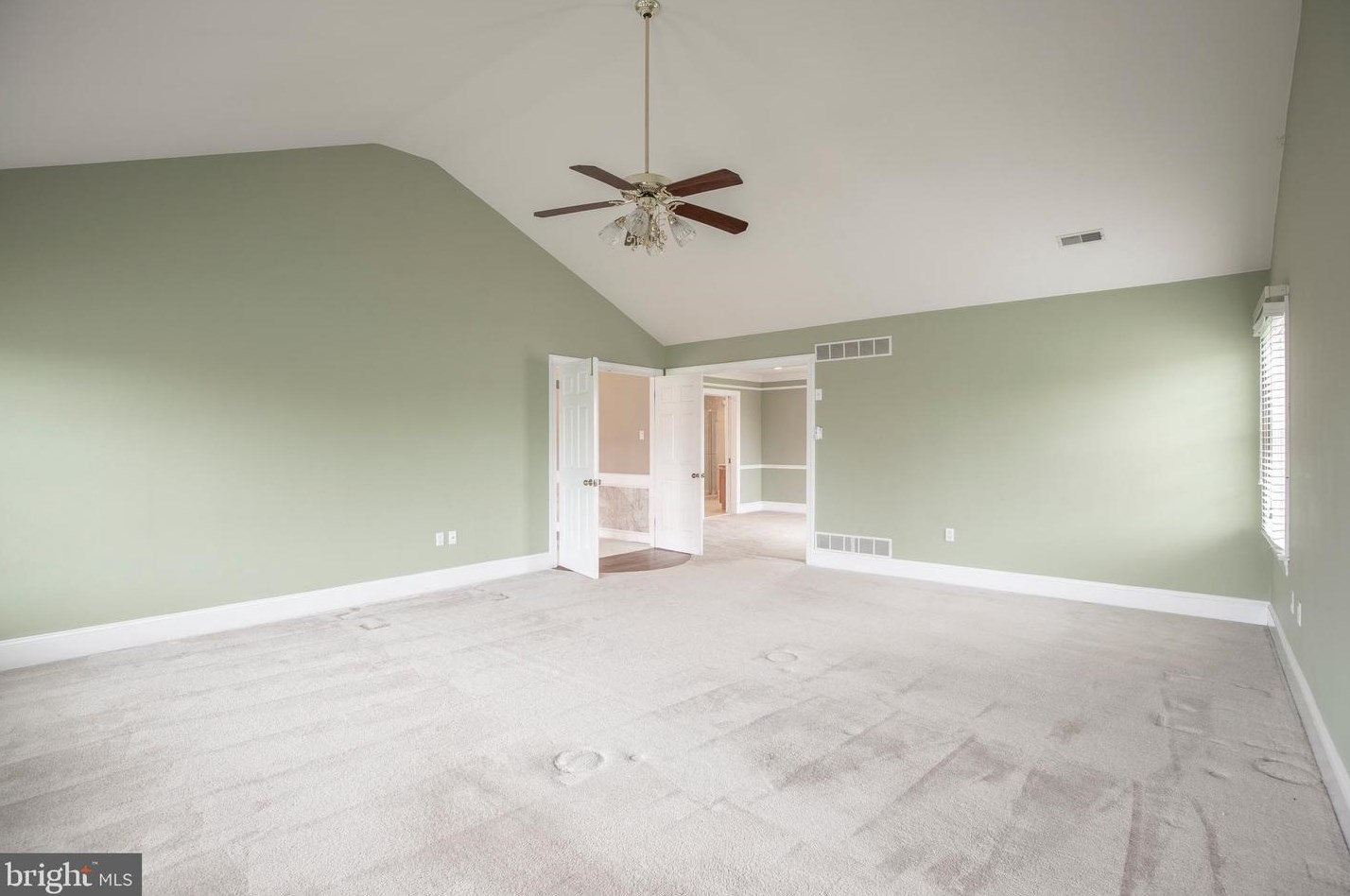 4 Bayshore Dr, Upper Makefield PA 18940-3805 exterior