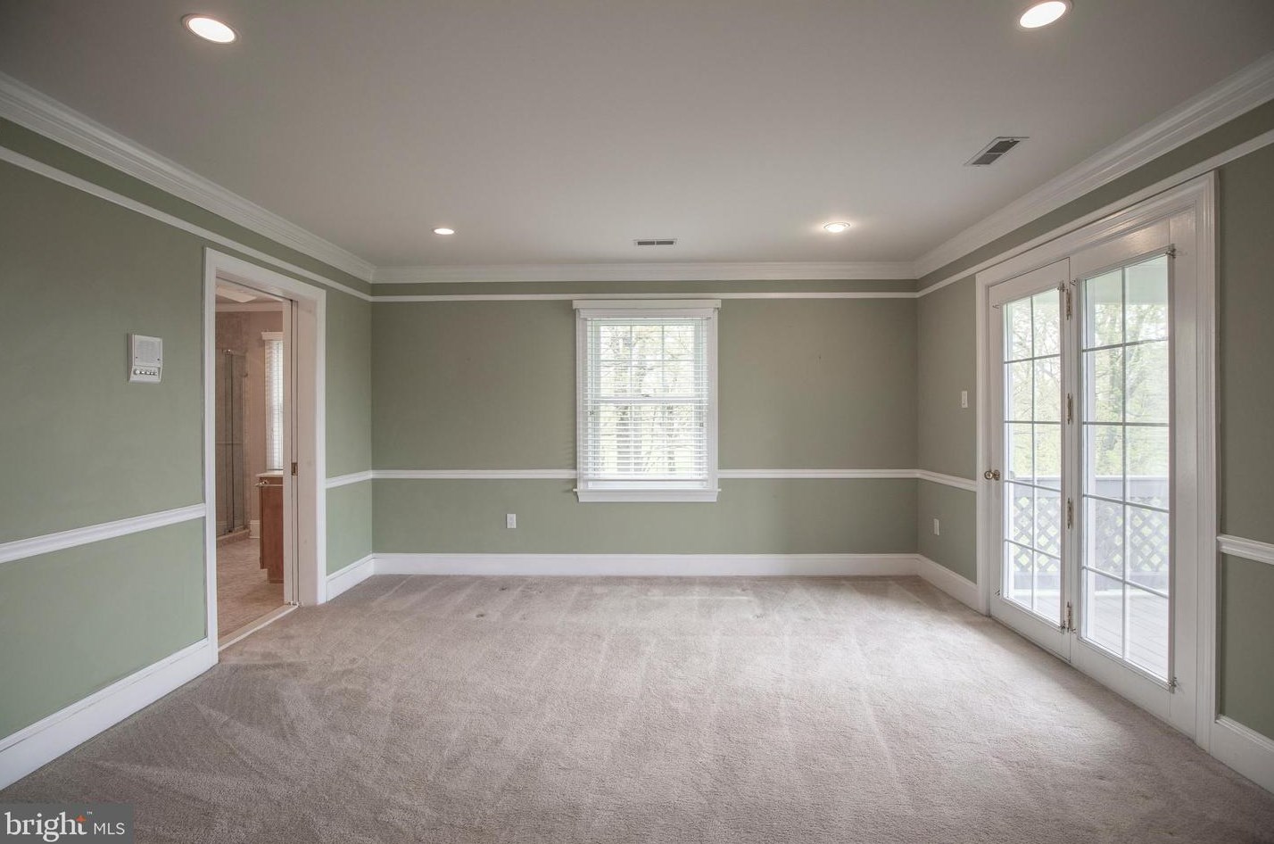 4 Bayshore Dr, Upper Makefield PA 18940-3805 exterior