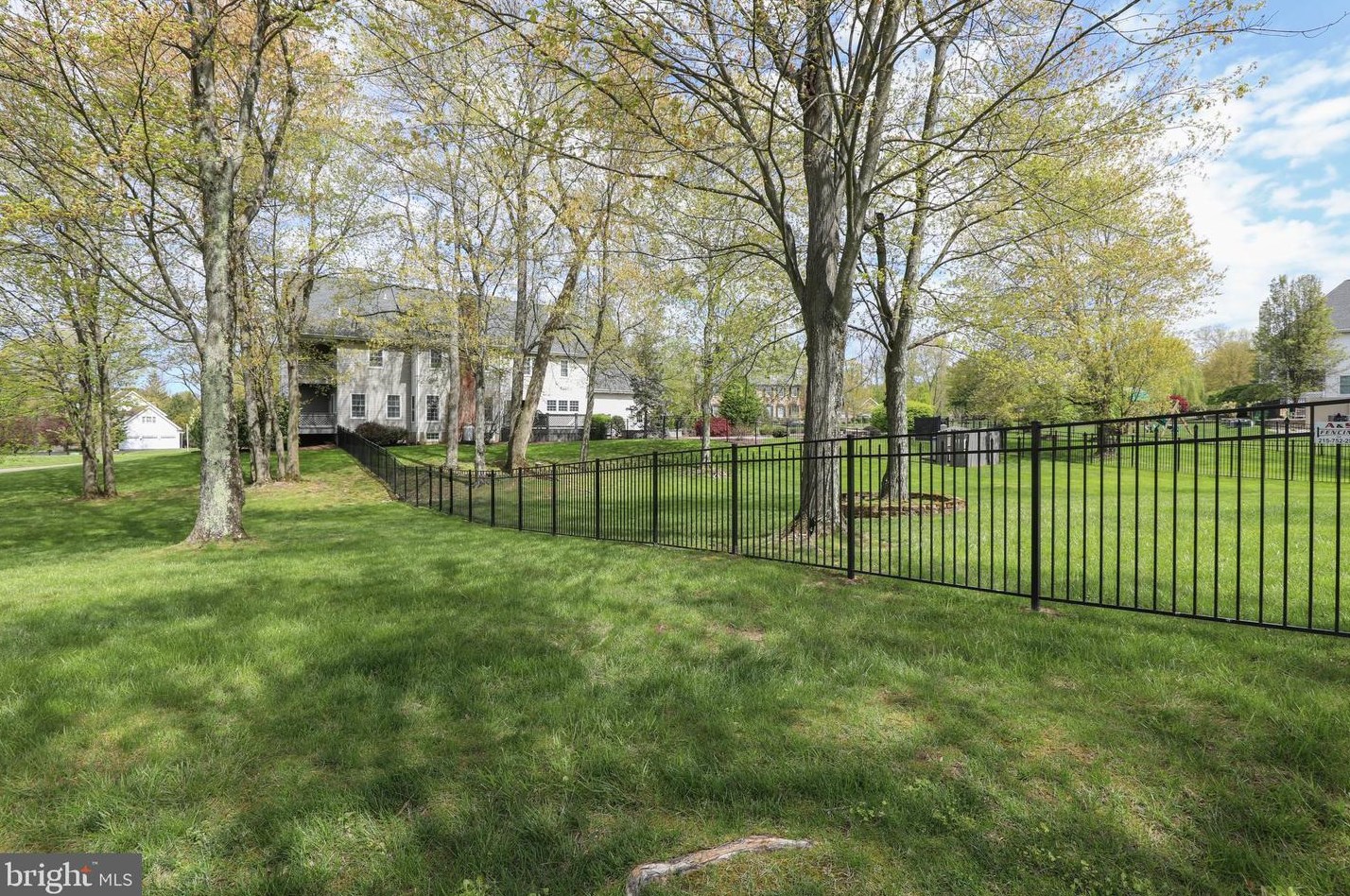 4 Bayshore Dr, Upper Makefield PA 18940-3805 exterior