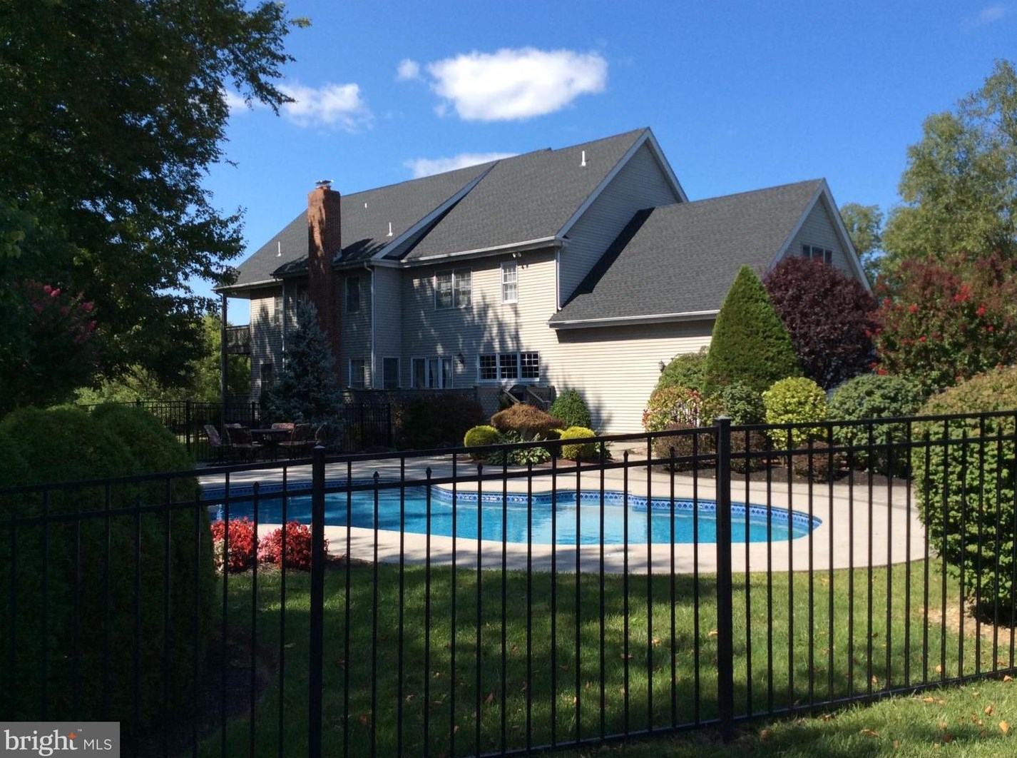 4 Bayshore Dr, Upper Makefield PA 18940-3805 exterior