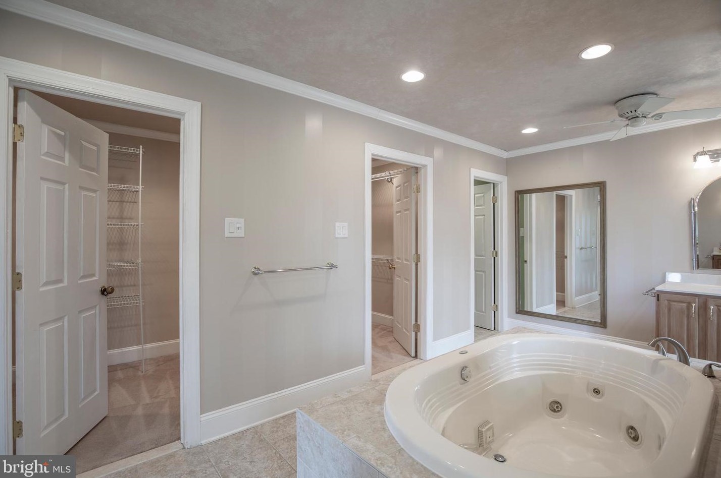 4 Bayshore Dr, Upper Makefield PA 18940-3805 exterior