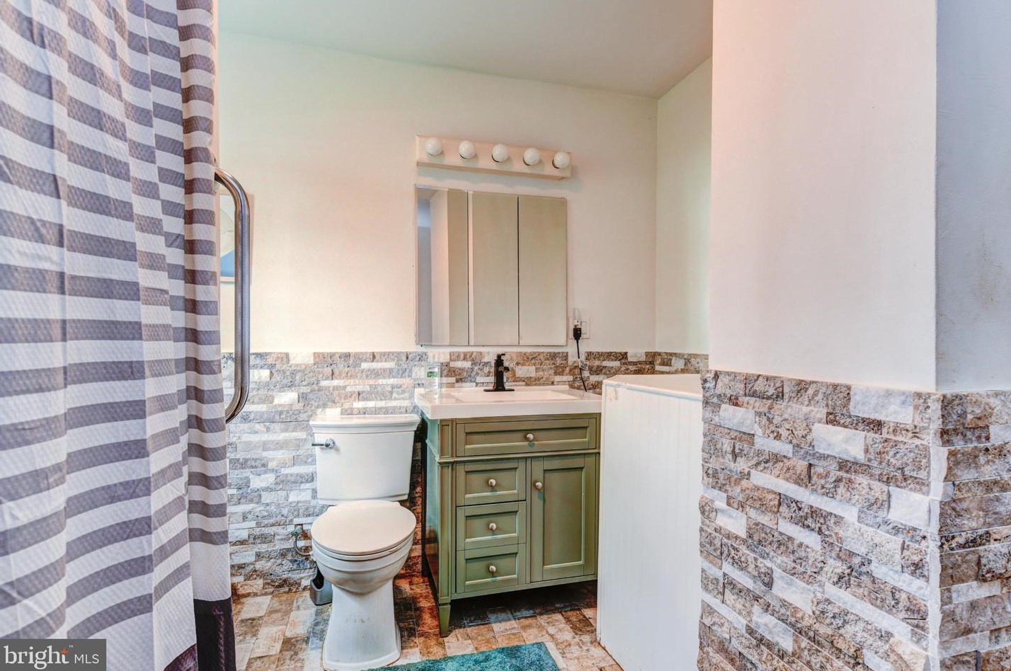 42 Roundwood Ln, Levittown PA 19055-1428 exterior