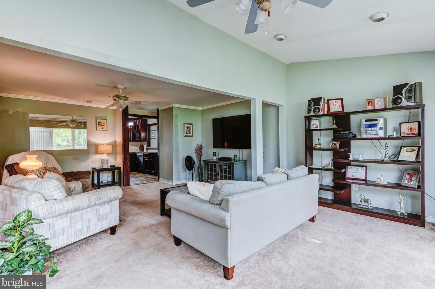 42 Roundwood Ln, Levittown PA 19055-1428 exterior