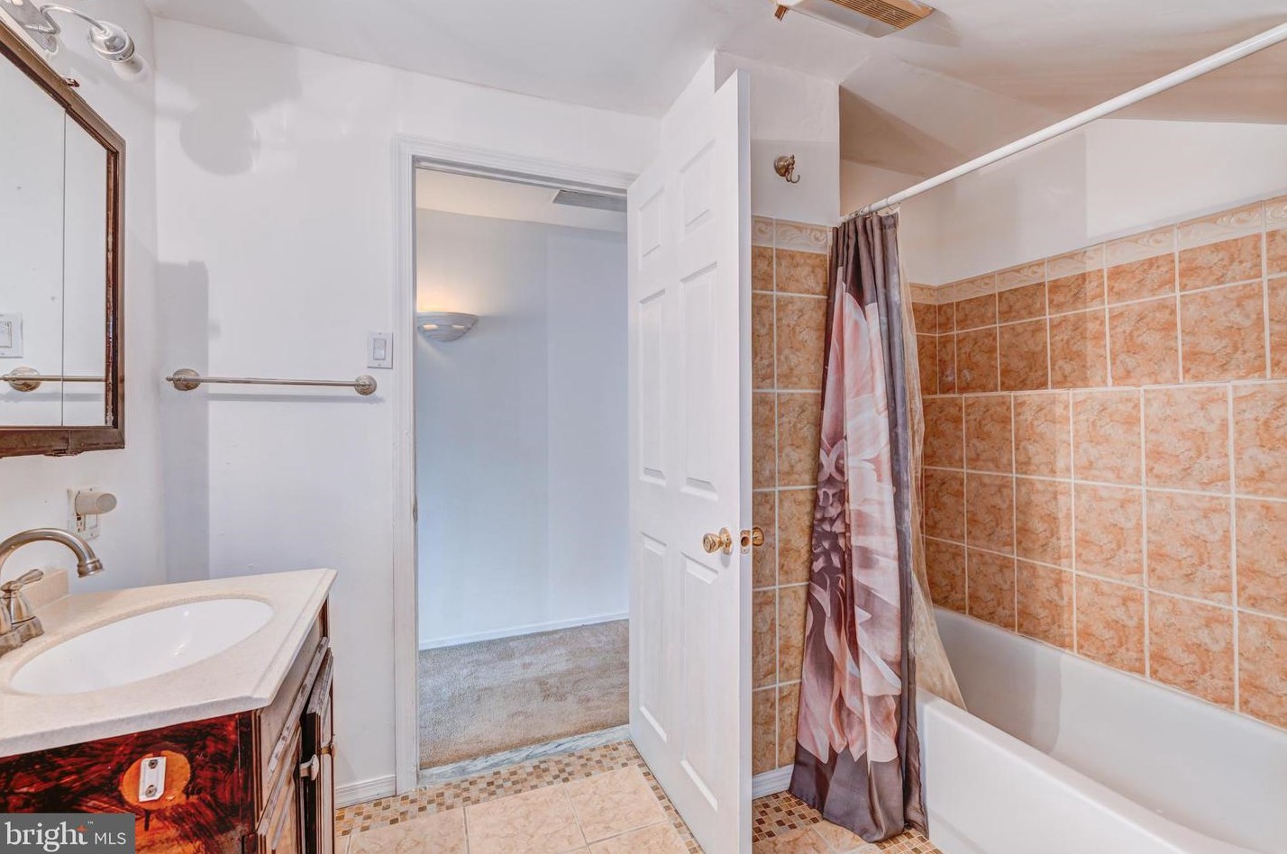 42 Roundwood Ln, Levittown PA 19055-1428 exterior