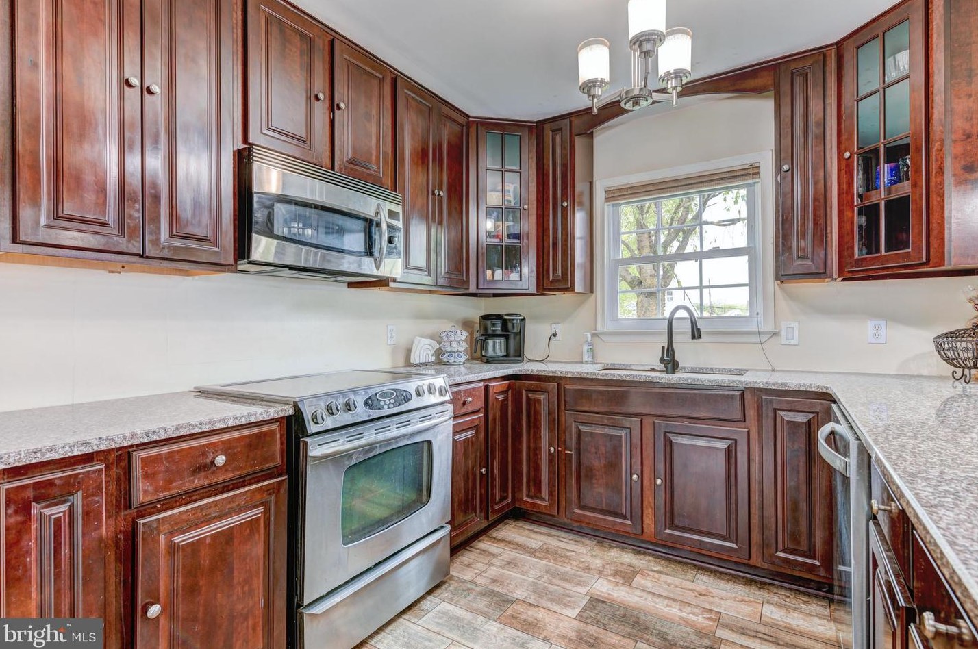 42 Roundwood Ln, Levittown PA 19055-1428 exterior