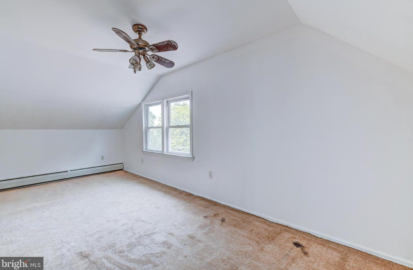 42 Roundwood Ln, Levittown PA 19055-1428 exterior