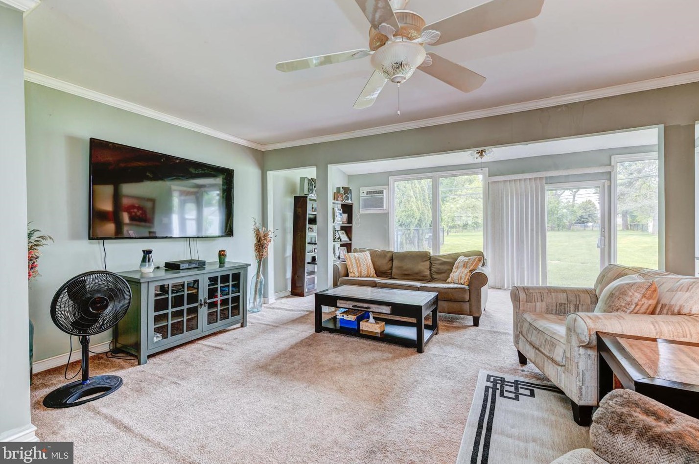 42 Roundwood Ln, Levittown PA 19055-1428 exterior