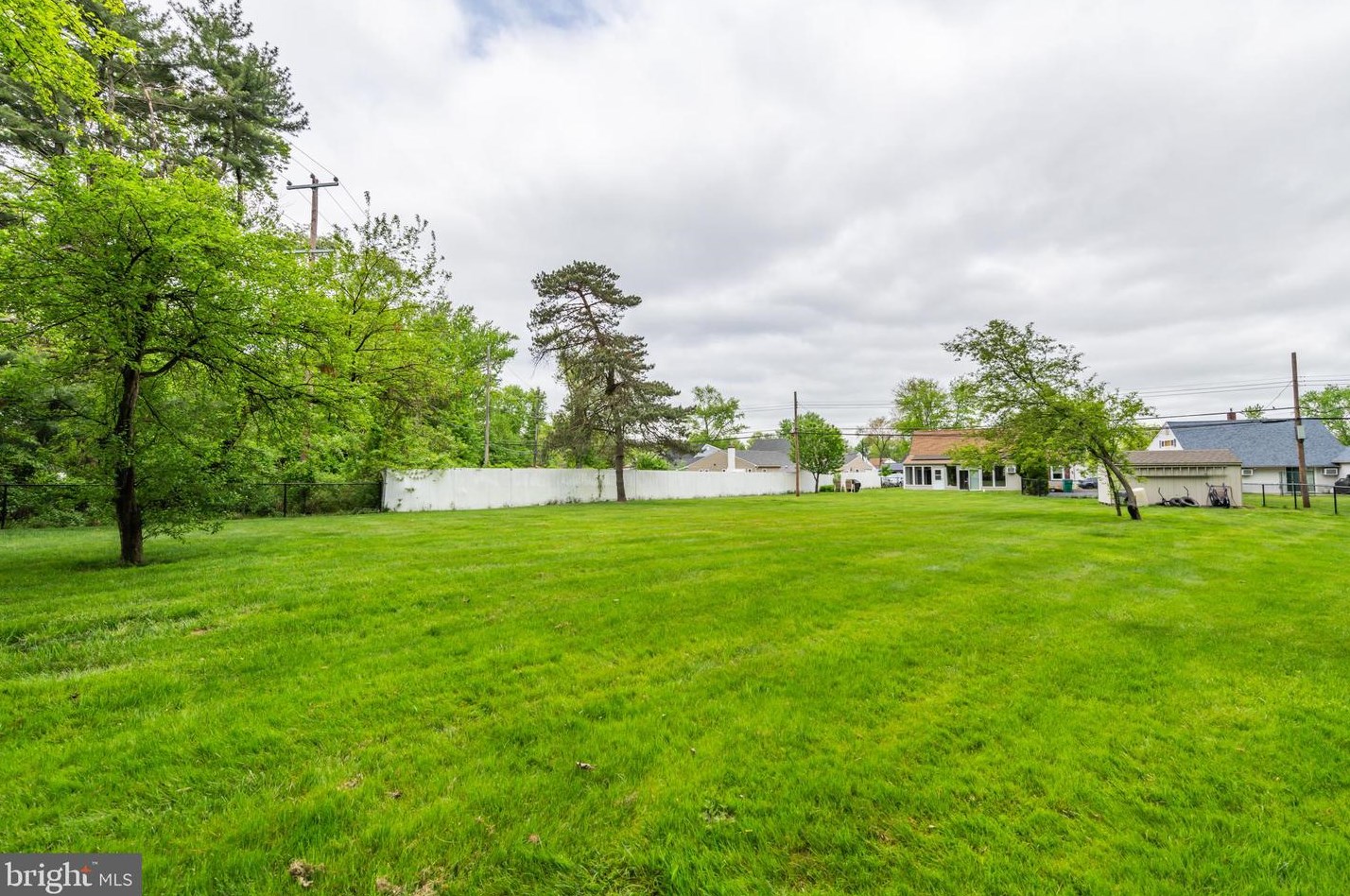 42 Roundwood Ln, Levittown PA 19055-1428 exterior