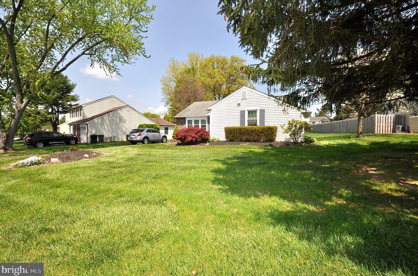 91 Lark Dr, Southampton PA  18966-1969 exterior