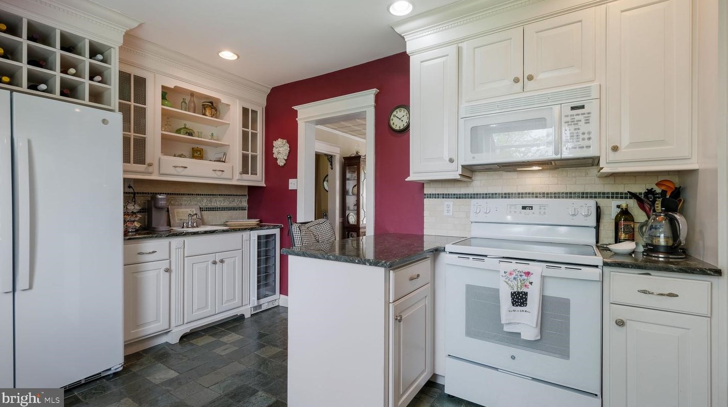 255 Yardley Ave, Levittown PA 19054-1119 exterior