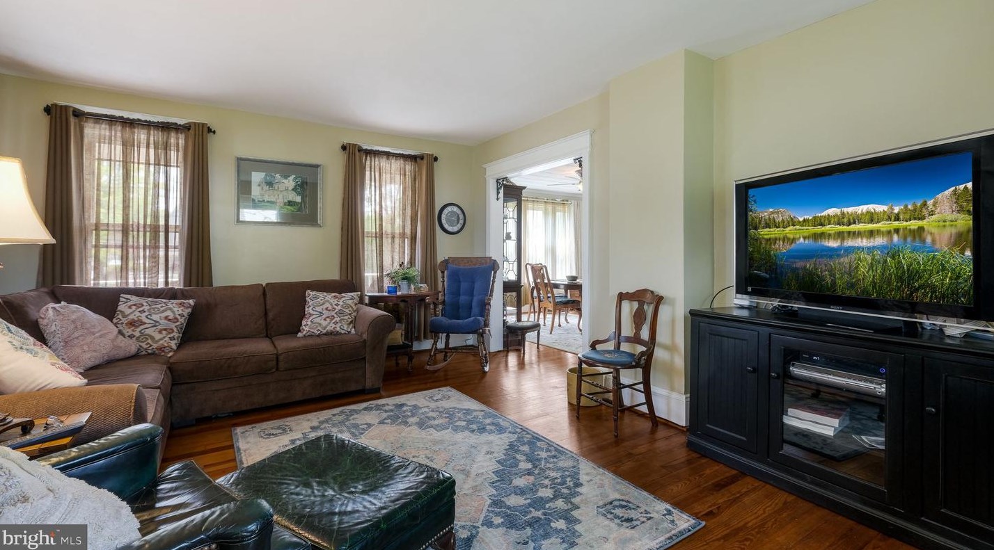 255 Yardley Ave, Levittown PA 19054-1119 exterior