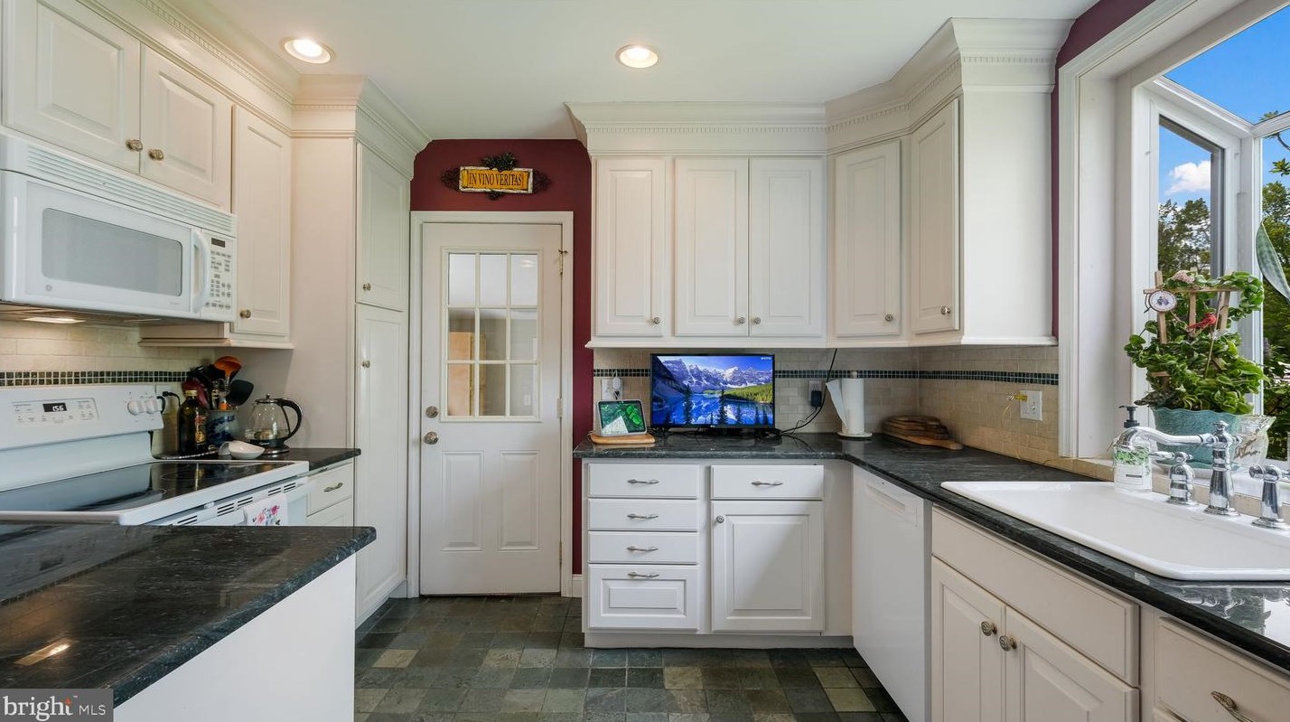 255 Yardley Ave, Levittown PA 19054-1119 exterior