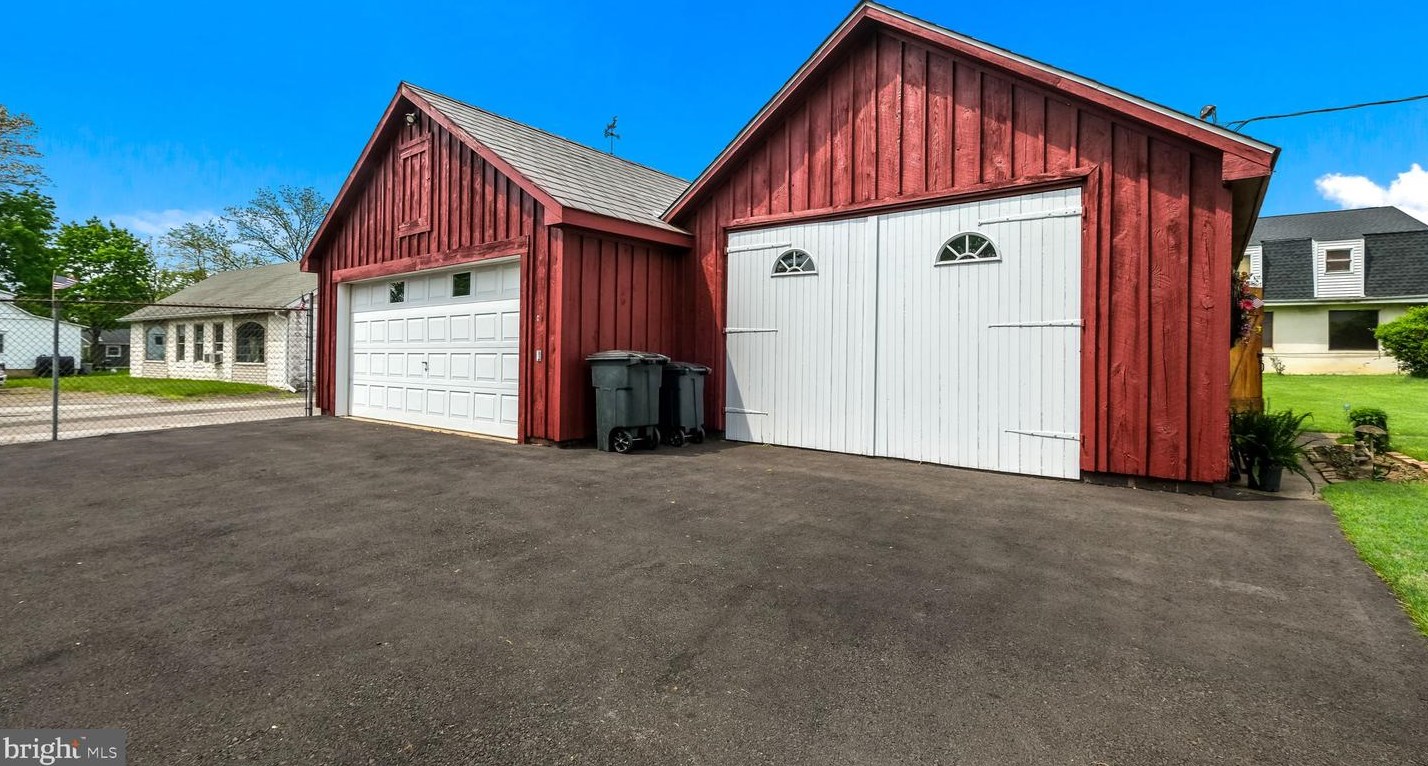 255 Yardley Ave, Levittown PA 19054-1119 exterior