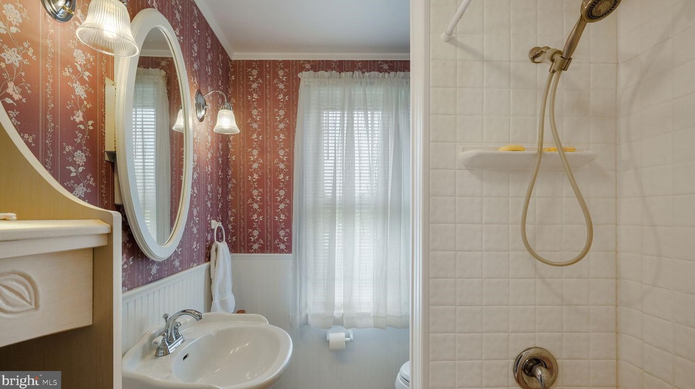 255 Yardley Ave, Levittown PA 19054-1119 exterior