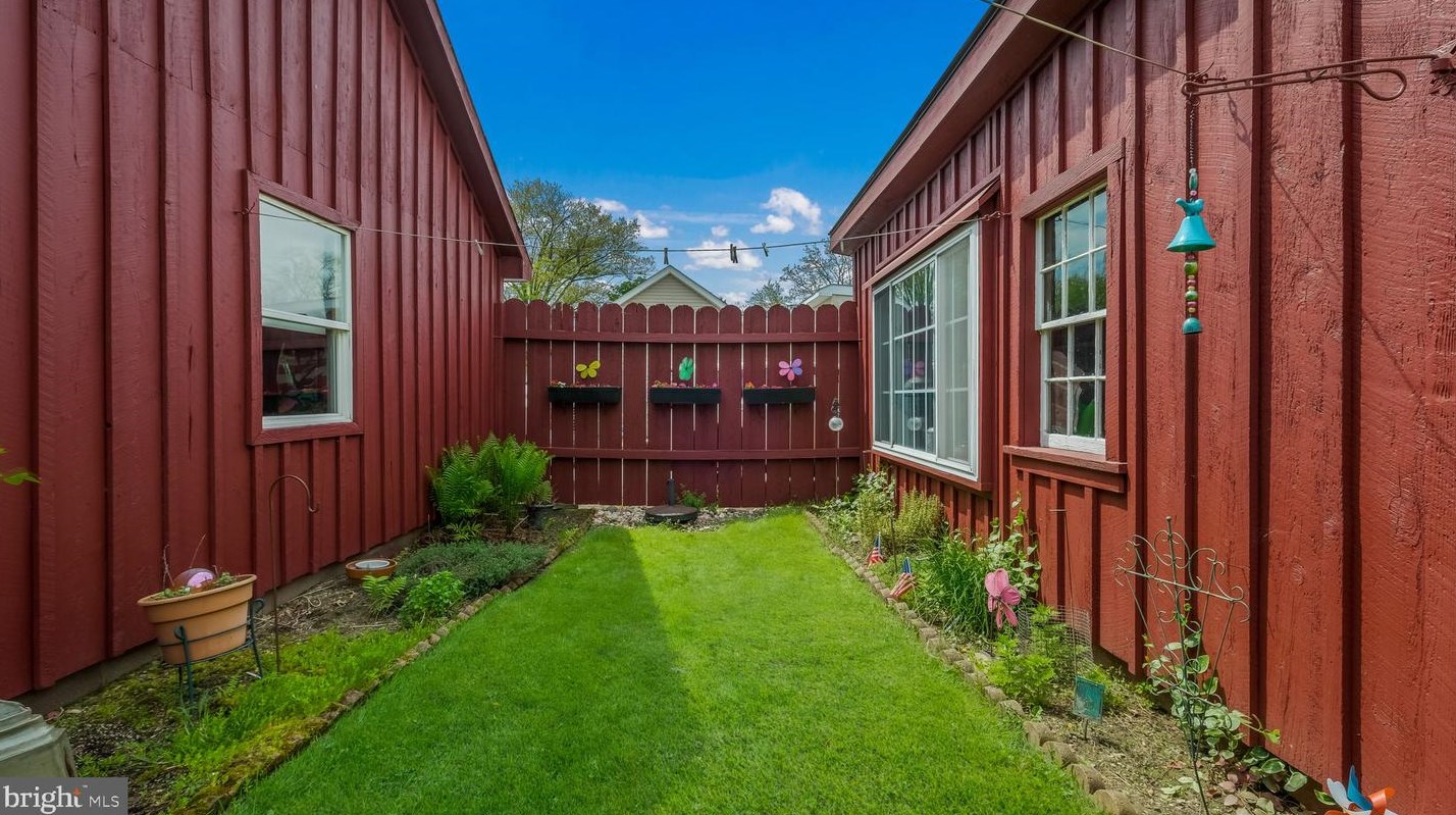 255 Yardley Ave, Levittown PA 19054-1119 exterior