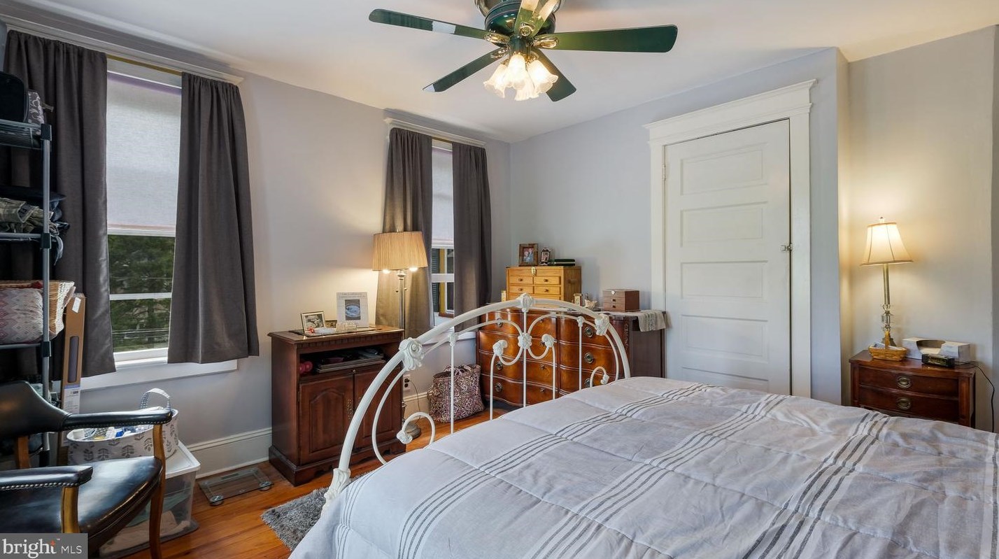 255 Yardley Ave, Levittown PA 19054-1119 exterior