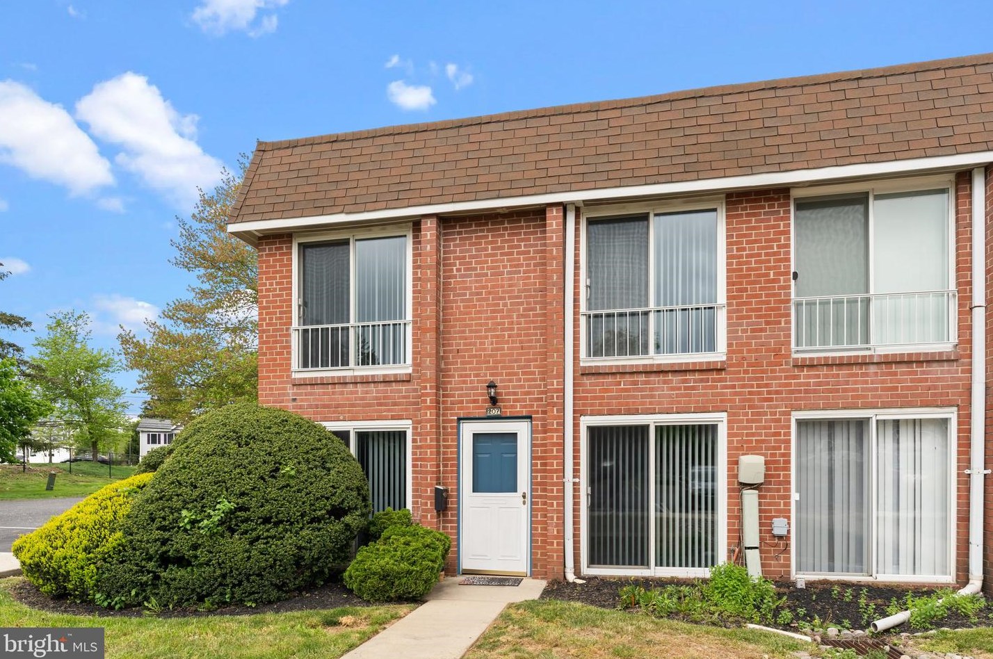 207 Saratoga Ct, Warminster PA  18974-2091 exterior