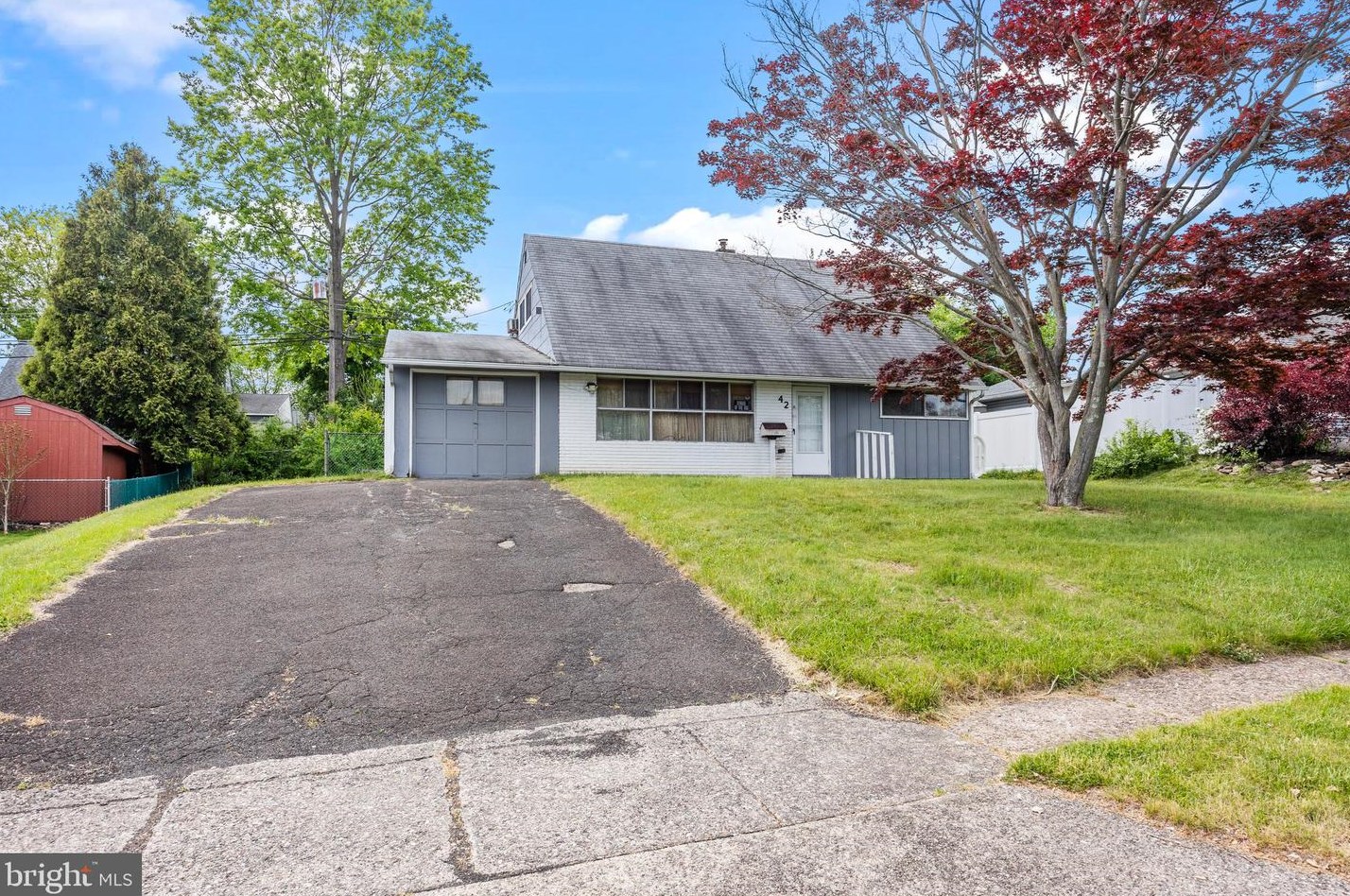 42 Crown Rd, Levittown PA  19057-1729 exterior