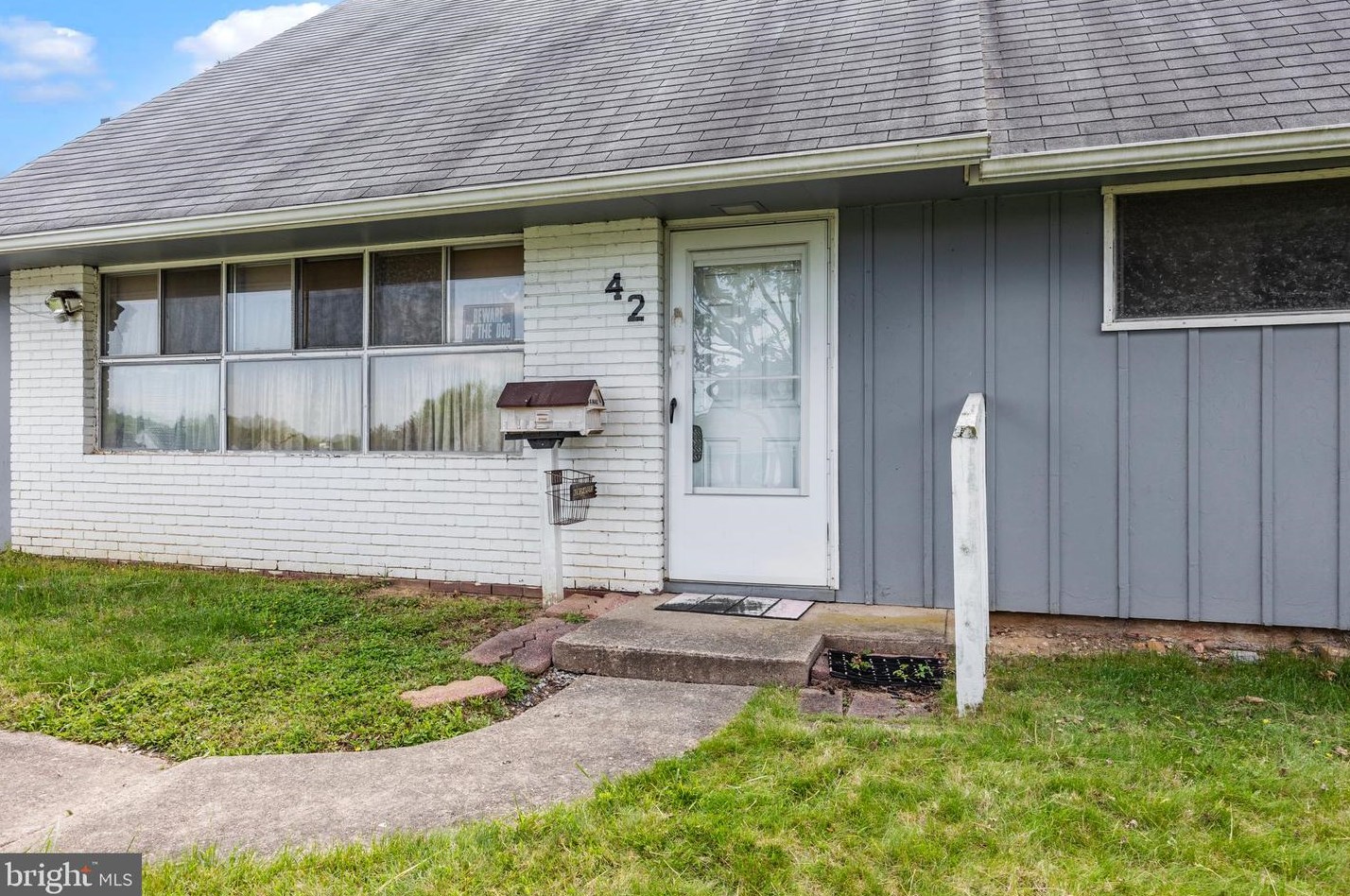 42 Crown Rd, Levittown PA  19057-1729 exterior