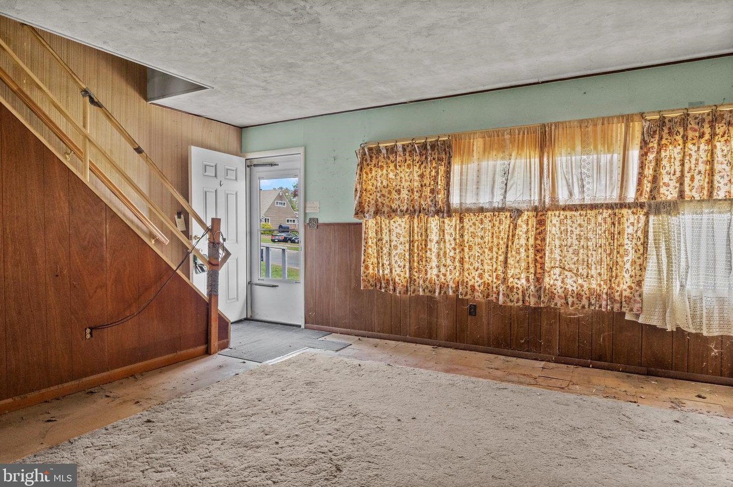 42 Crown Rd, Levittown PA  19057-1729 exterior