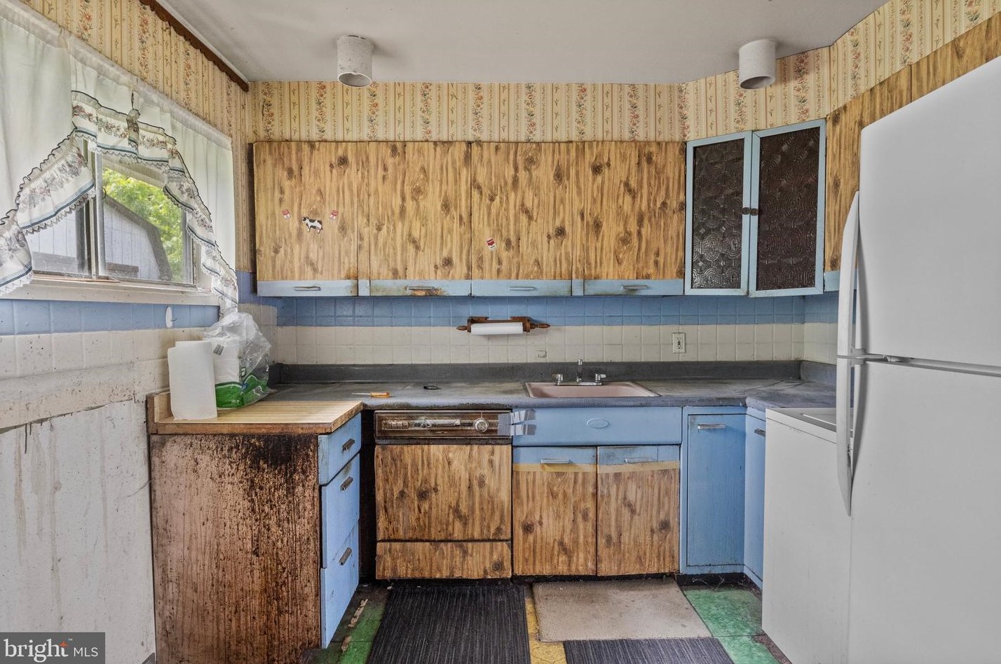 42 Crown Rd, Levittown PA  19057-1729 exterior