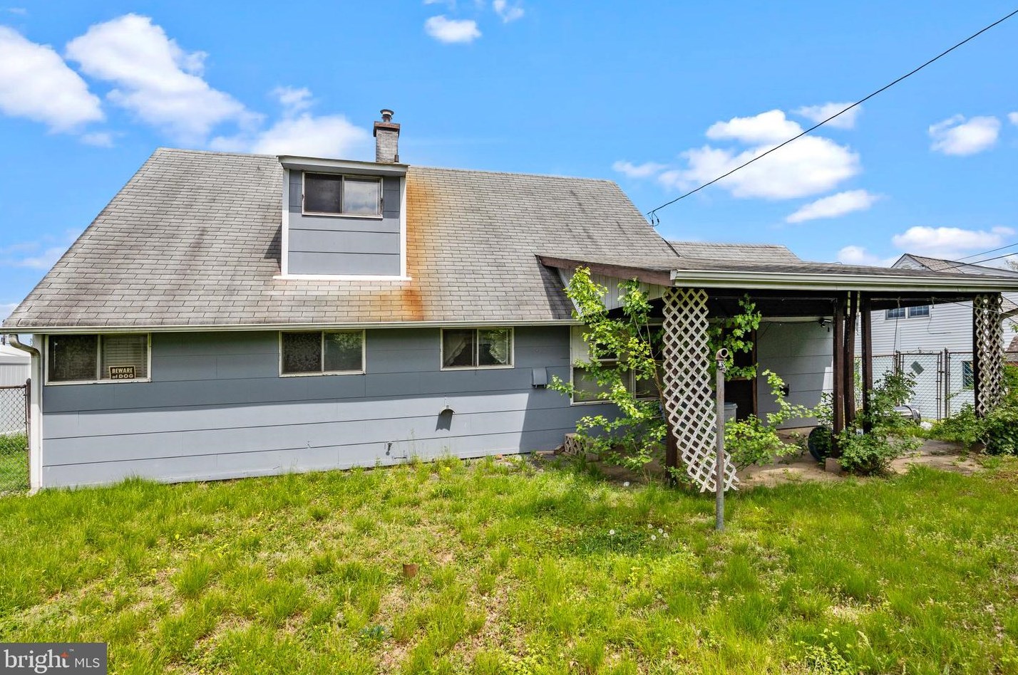 42 Crown Rd, Levittown PA  19057-1729 exterior