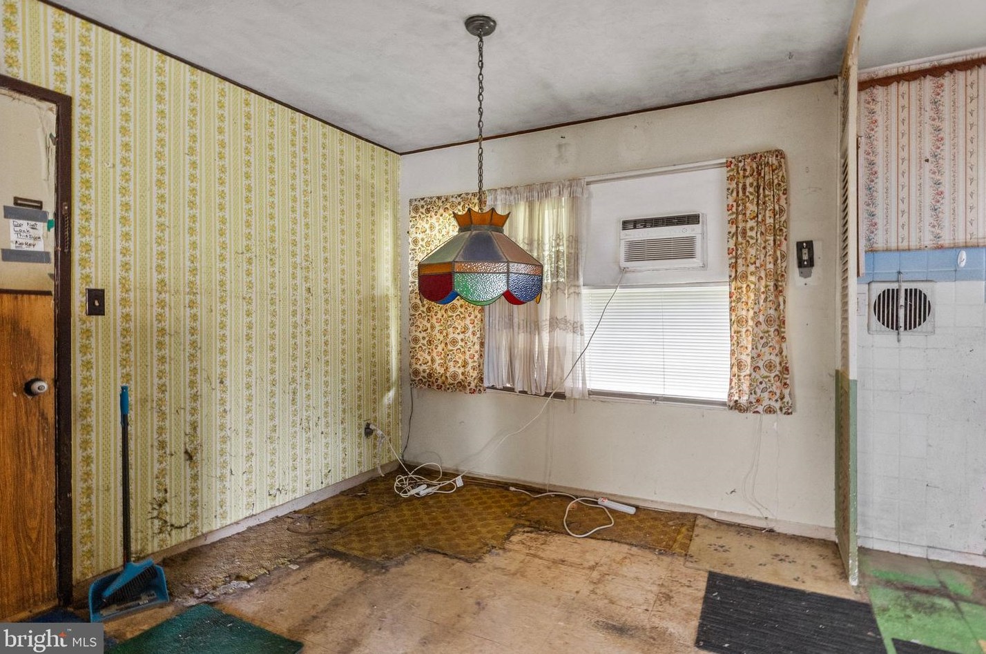 42 Crown Rd, Levittown PA  19057-1729 exterior