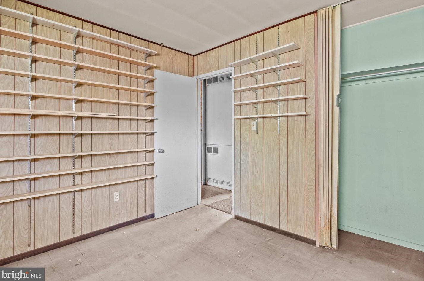 42 Crown Rd, Levittown PA  19057-1729 exterior