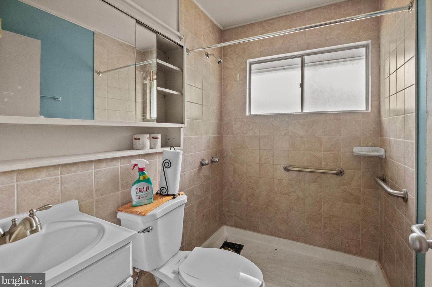 42 Crown Rd, Levittown PA  19057-1729 exterior